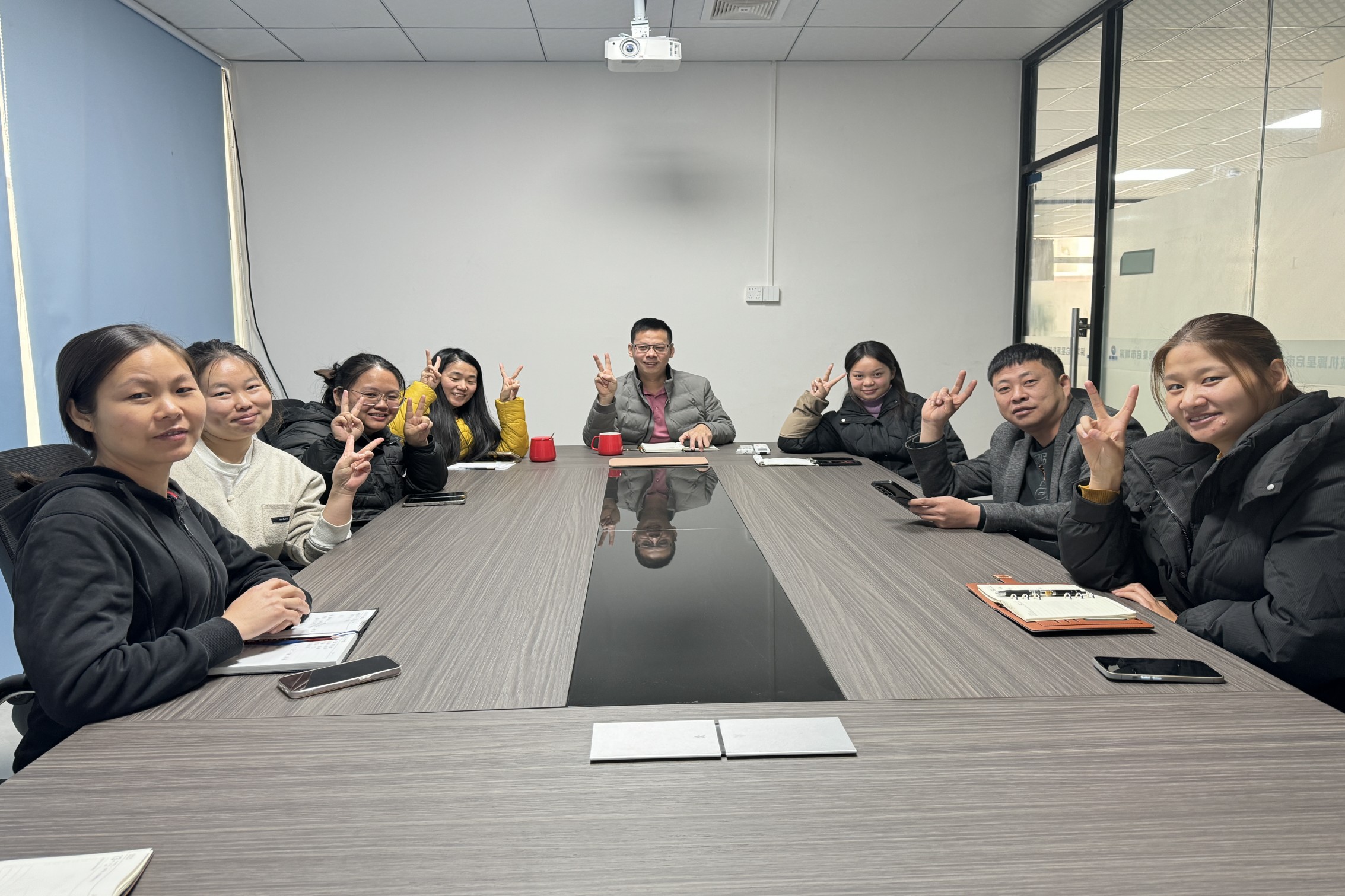 Компания Shenzhen Qixingyuan проводит ежегодную суммарную встречу 2024 года, с нетерпением жду новых годов.